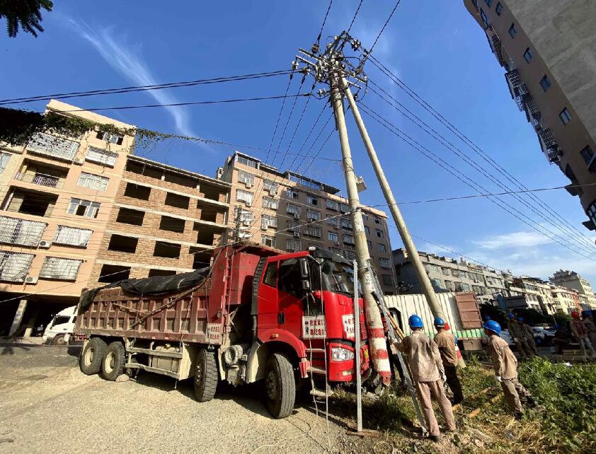 國網福安市供電公司：土方車惹禍撞斷電桿 8小時搶修確保供電線路無憂