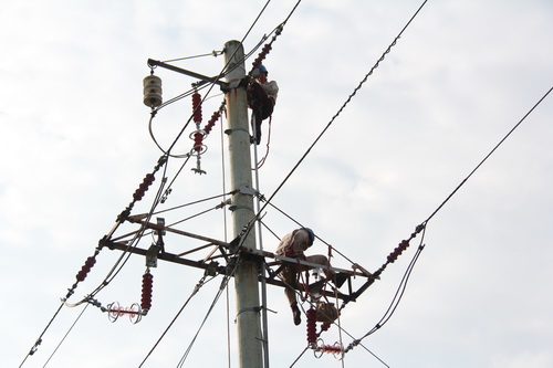 國網(wǎng)霞浦供電公司加裝線路避雷器，保障兩節(jié)期間電網(wǎng)可靠性