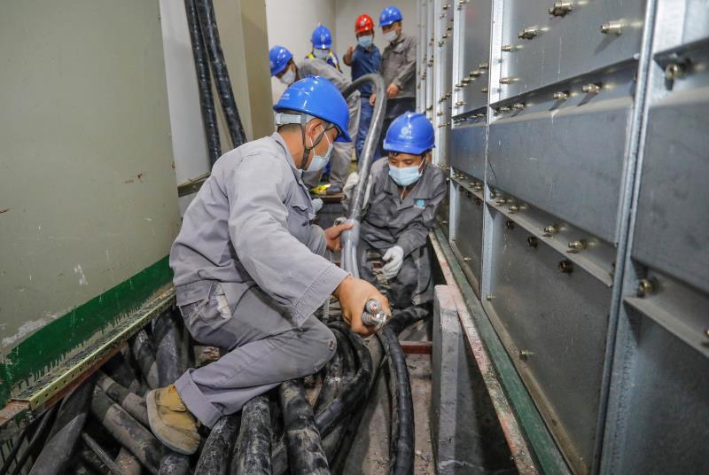 與時(shí)間賽跑，為生命加速 電力員工星夜鏖戰(zhàn)為醫(yī)院用電“增容”