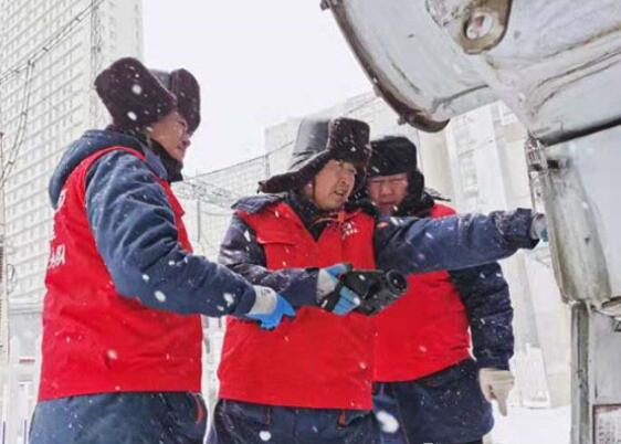 國網哈爾濱供電公司積極應對暴雪天氣 確保哈爾濱地區(qū)正常用電