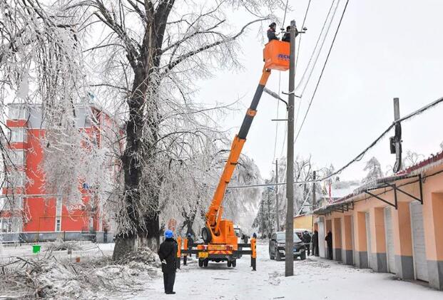 受強雨雪大風冰凍天氣影響，吉林延邊全力搶修供電線路