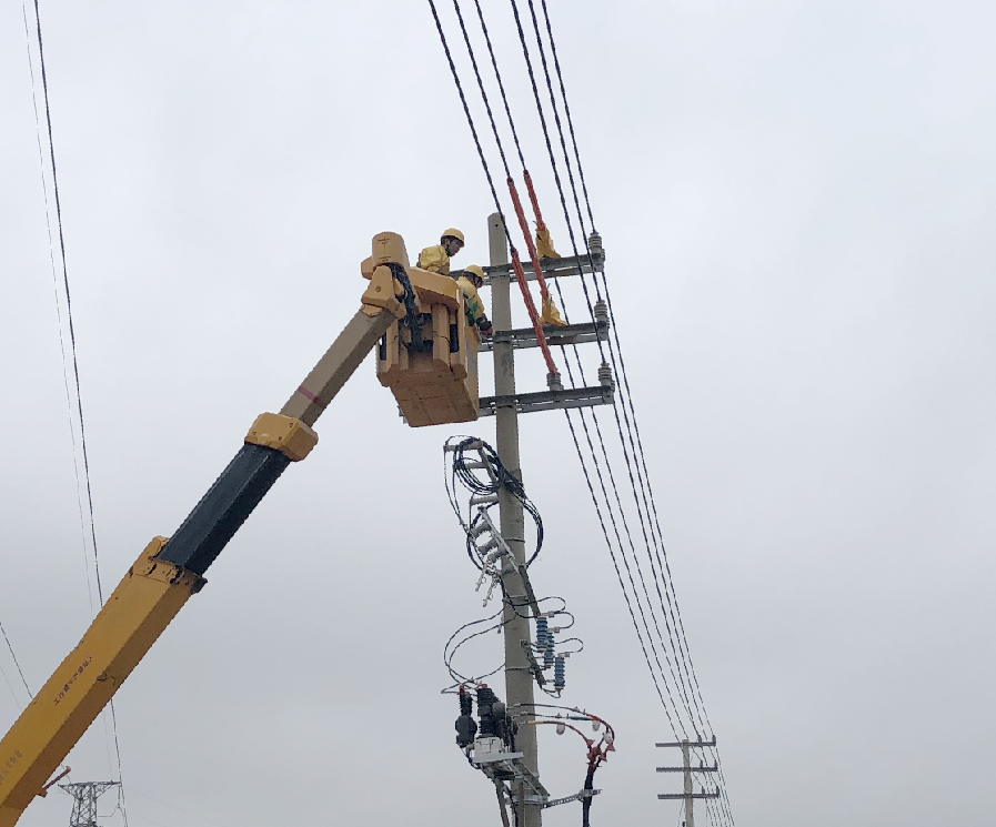 廣西貴港供電局帶電作業(yè)助力貴港市蘇灣大橋及接線工程開工建設