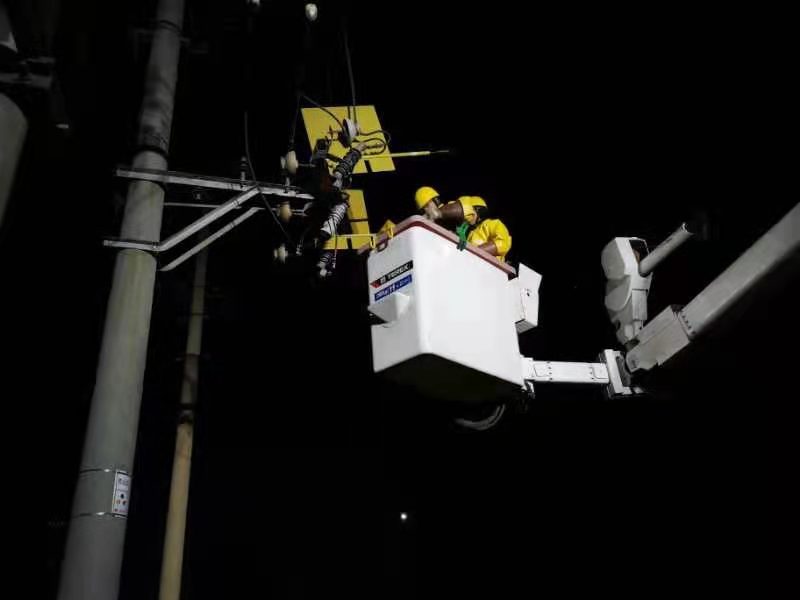 烏海電業(yè)局配電帶電作業(yè)中心：堅守帶電作業(yè)一線 守護(hù)冬季用電平安