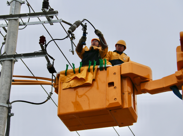 浙江寧波供電公司：電力桿線(xiàn)遷移“讓道”李馮路拓寬工程