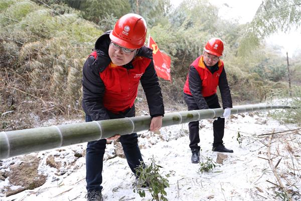 國網(wǎng)壽寧縣供電公司：風雪巡線 守護電網(wǎng)