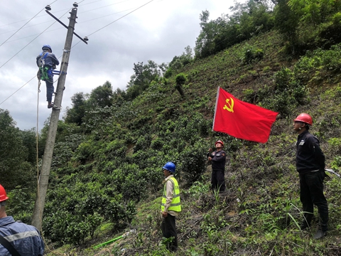 鳳慶供電局基建作業(yè)現(xiàn)場黨旗飄揚