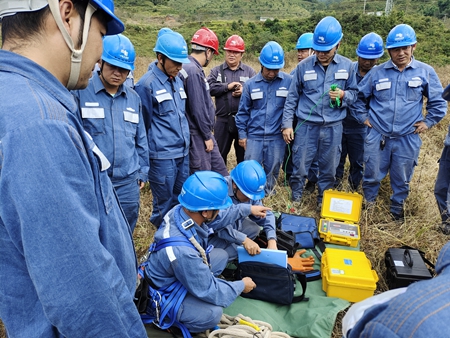 鳳慶供電局開展接地電阻儀、直流試送儀的培訓(xùn)