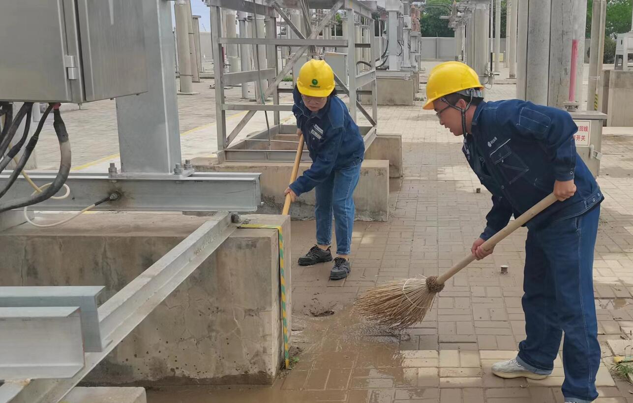 戈壁有雨，阿電人全力出擊保供電