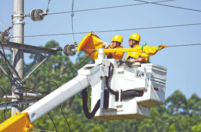 四川廣安：40攝氏度，他們帶電作業(yè)