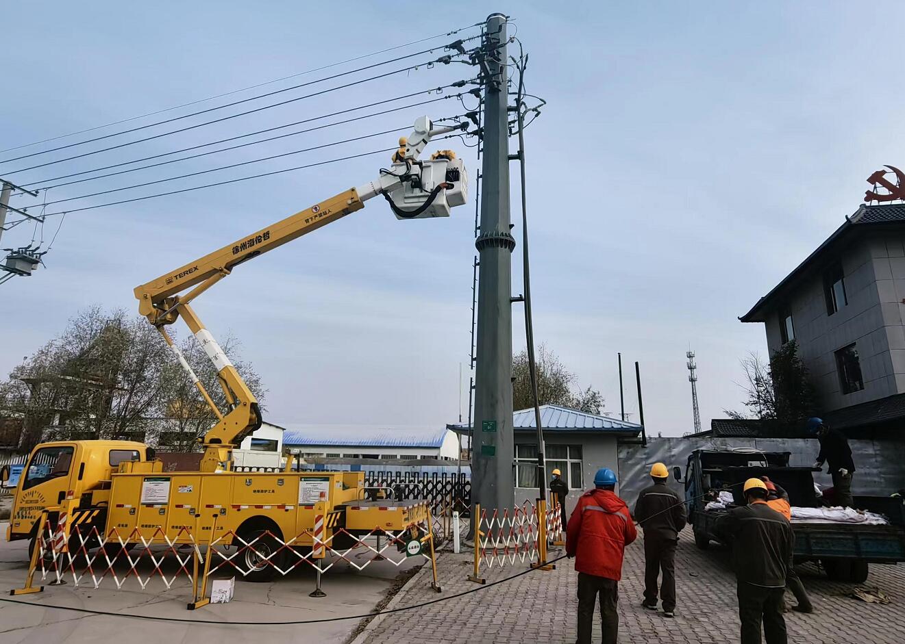 鄂爾多斯市供用電工程公司帶電作業(yè)在行動