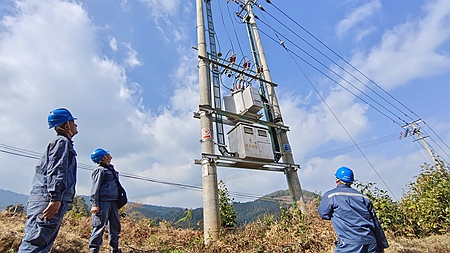 臨滄鳳慶供電局春耕時(shí)節(jié)保供電  不誤農(nóng)時(shí)不負(fù)春