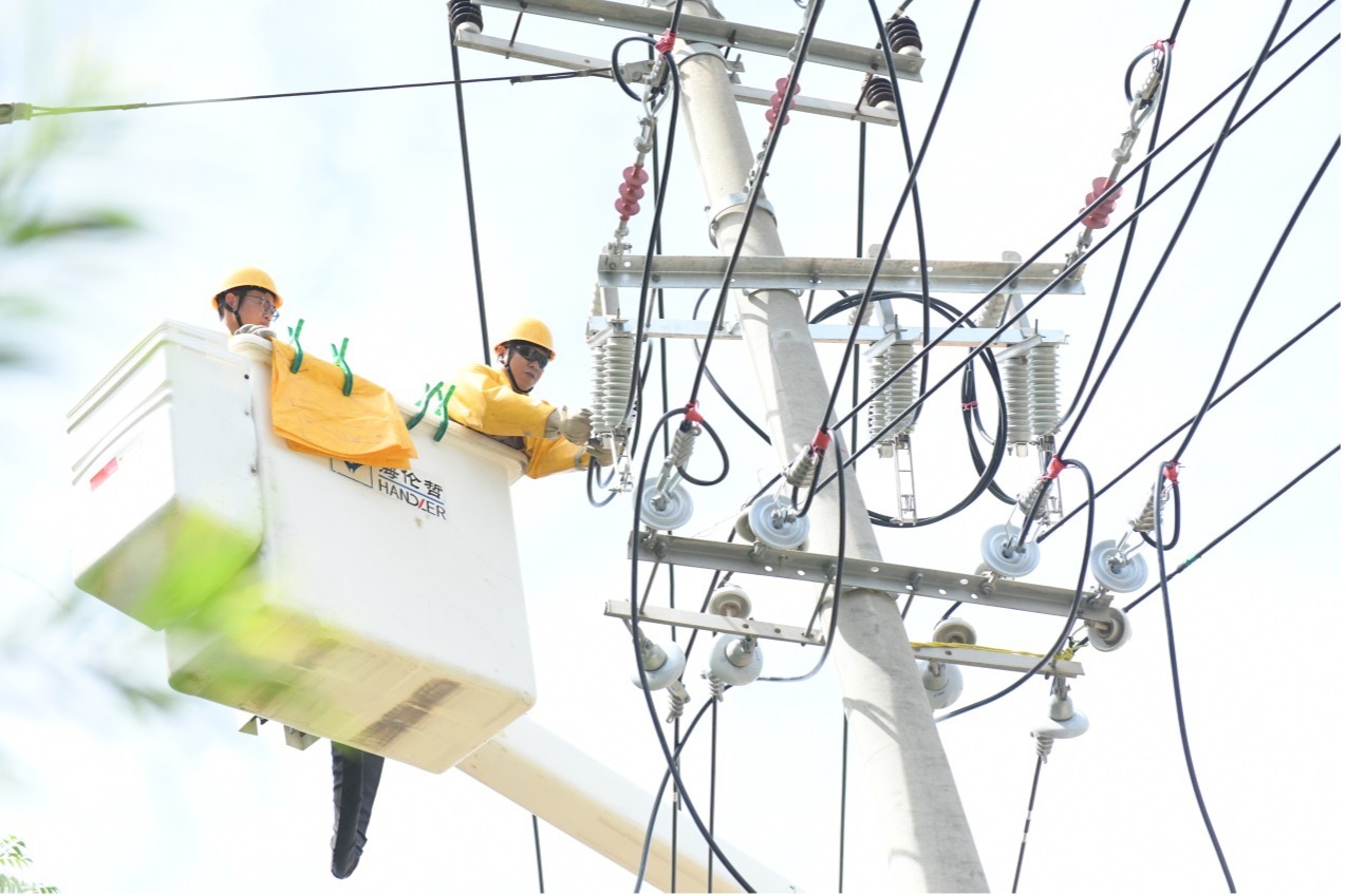 福建平潭帶電作業(yè)保供電 新增配變“送清涼”