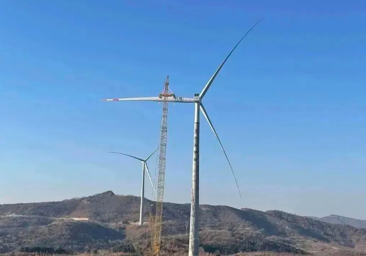 中石化起運(yùn)公司營口風(fēng)電項(xiàng)目首臺(tái)混塔圓滿吊裝！