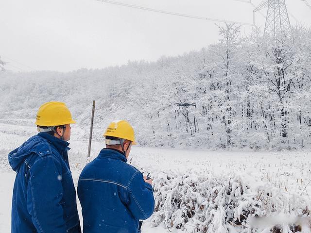 國(guó)網(wǎng)陜西電力公司全力以赴抗擊雨雪冰凍 電力保供守護(hù)萬(wàn)家溫暖