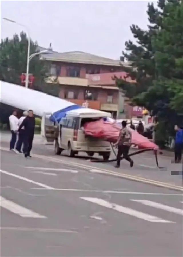 黑龍江一面包車被風(fēng)電機(jī)葉片刺穿，知情人：車上載有7人