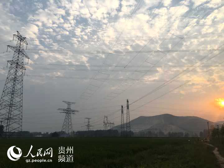 山西晉北——江蘇南京±800千伏特高壓直流輸電線路工程（皖1標(biāo)段）成功跨越500千伏東三線