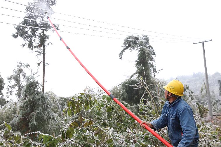 冷水灘供電公司除冰保電在行動